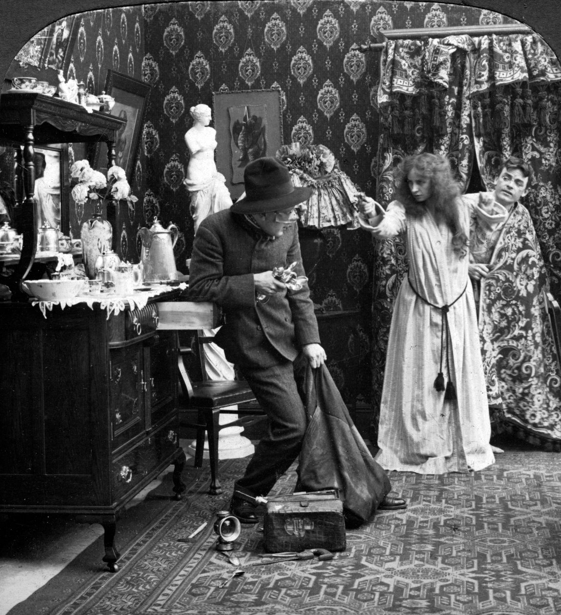 Håll honom täckt Mary, jag ringer polisen. av American Stereoscopic Company