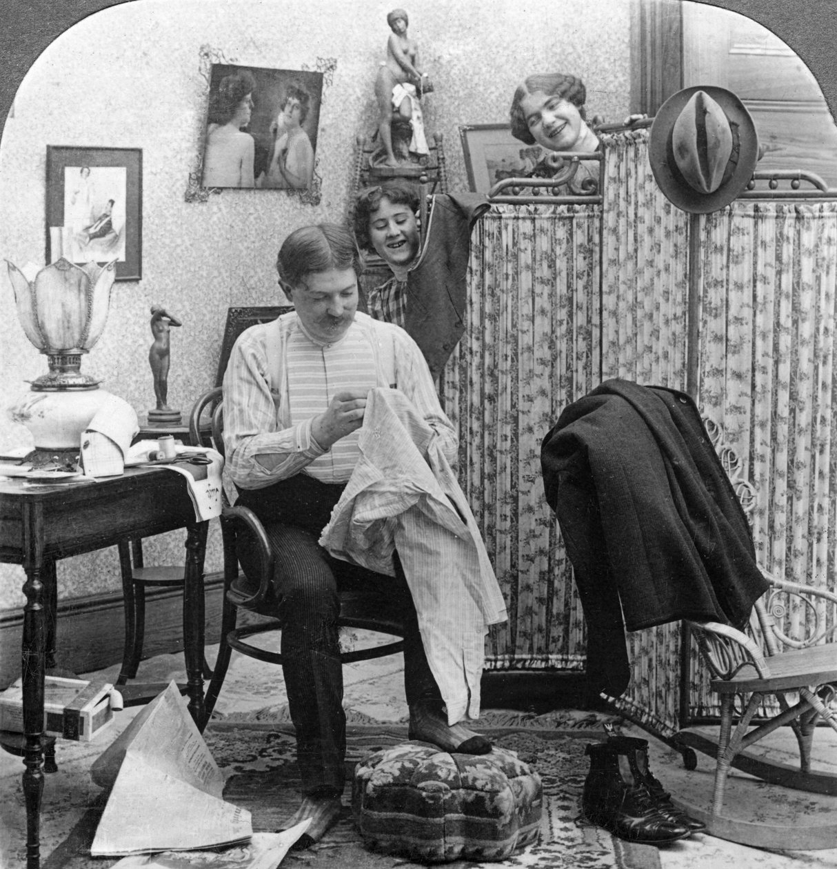 Trials of Bachelorhood. av American Stereoscopic Company
