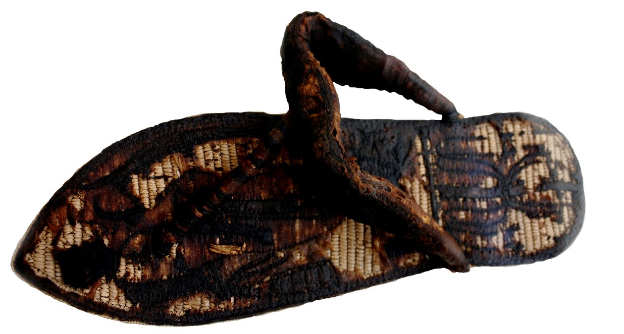Tutankhamons sandal dekorerad med bundna fångar och sema-tawy symboler, 1300-talet. före Kristus av Ancient Egypt