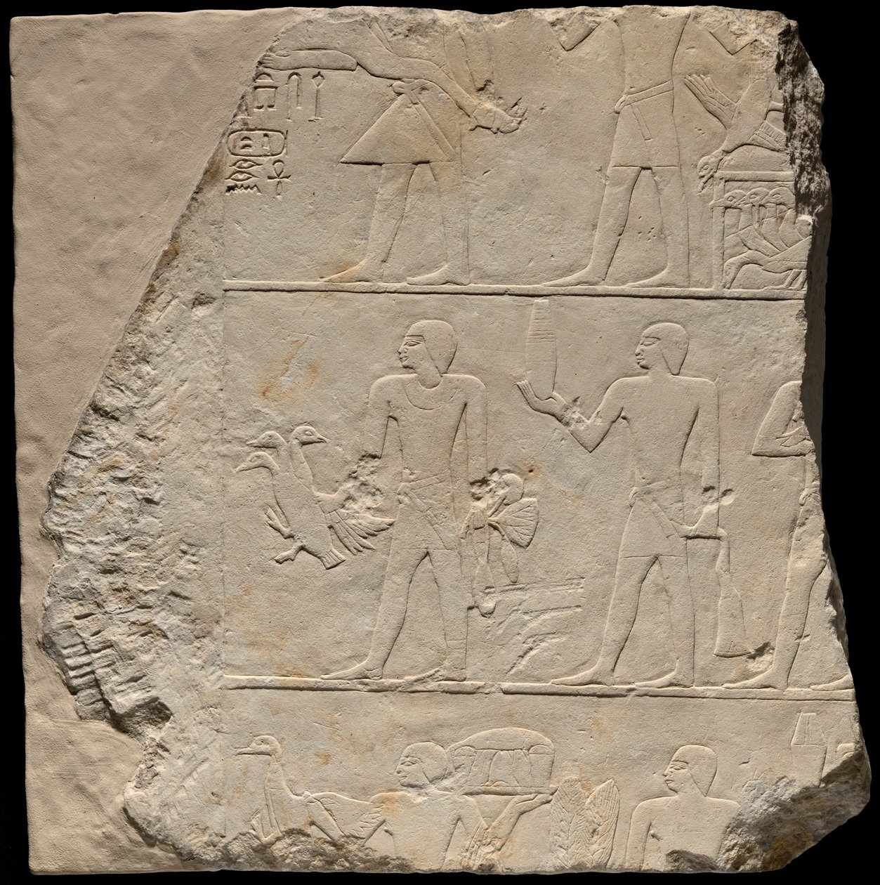 Väggfragment från en grav föreställande offerbärare av Ancient Egyptian