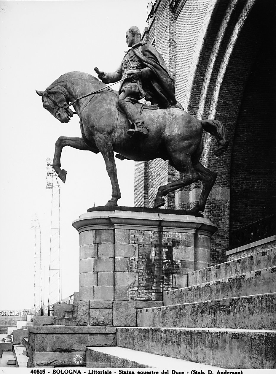 Ryttarstatyn av Benito Mussolini; fram till fascismens fall fanns denna staty i Littoriale (Stadio comunale) i Bologna (foto s/v) av Anderson Anderson
