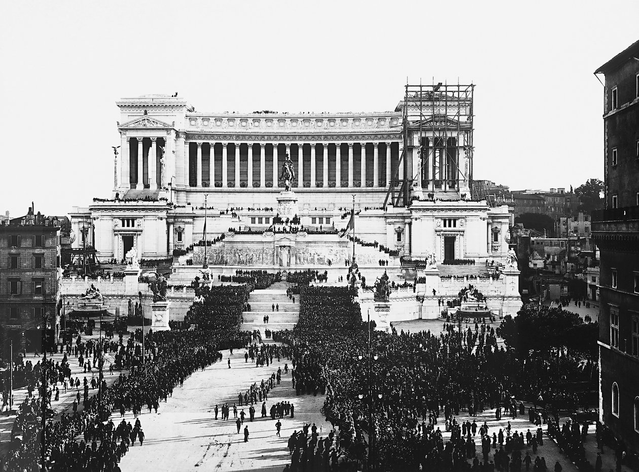 Fascistiskt firande till minne av den okände soldaten vid Altare della Patria (fäderlandets altare) i Rom, 1922-11-04 (s/v foto) av Anderson Anderson