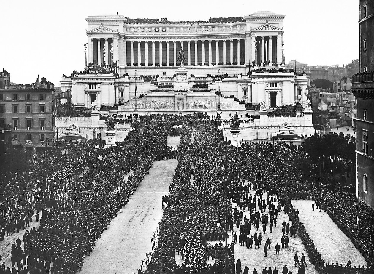 Fascistiskt firande till minne av den okände soldaten vid Altare della Patria (fäderlandets altare) i Rom, 1922-11-04 (s/v foto) av Anderson Anderson
