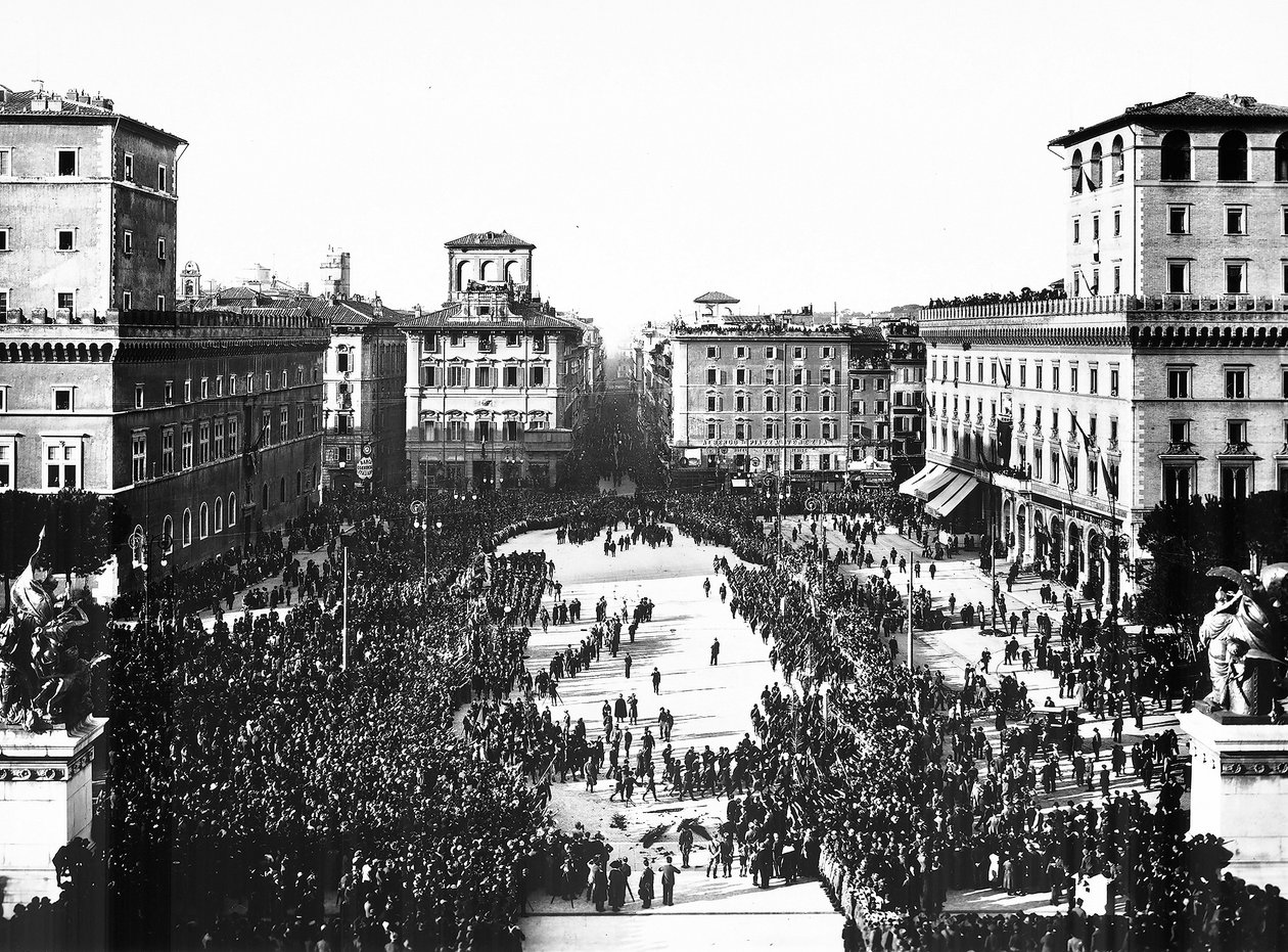 Piazza Venezia i Rom under det fascistiska firandet till minne av den okände soldaten vid Altare della Patria (fäderlandets altare), 1922-11-04 (s/v foto) av Anderson Anderson