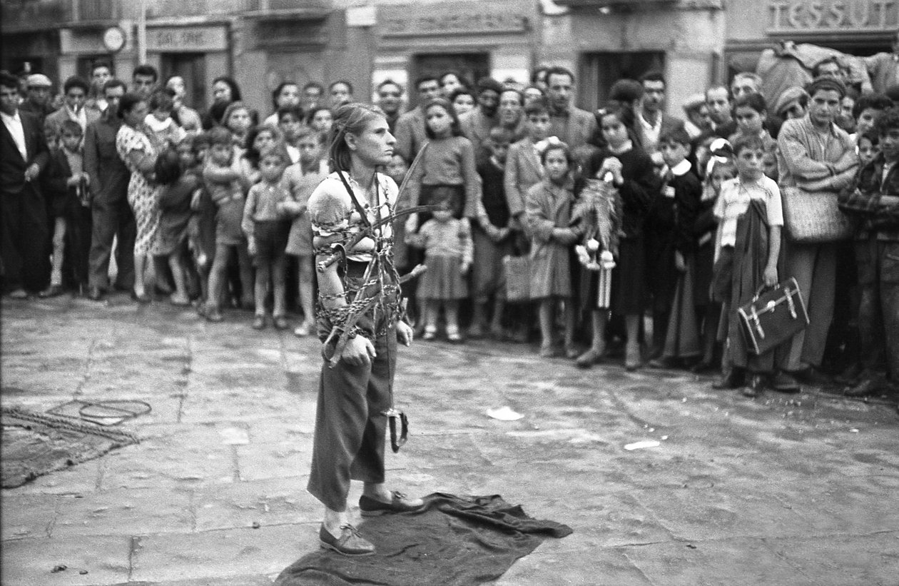CROTONE - UTGIVNING AV ESCAPOLOGY av Ando Gilardi