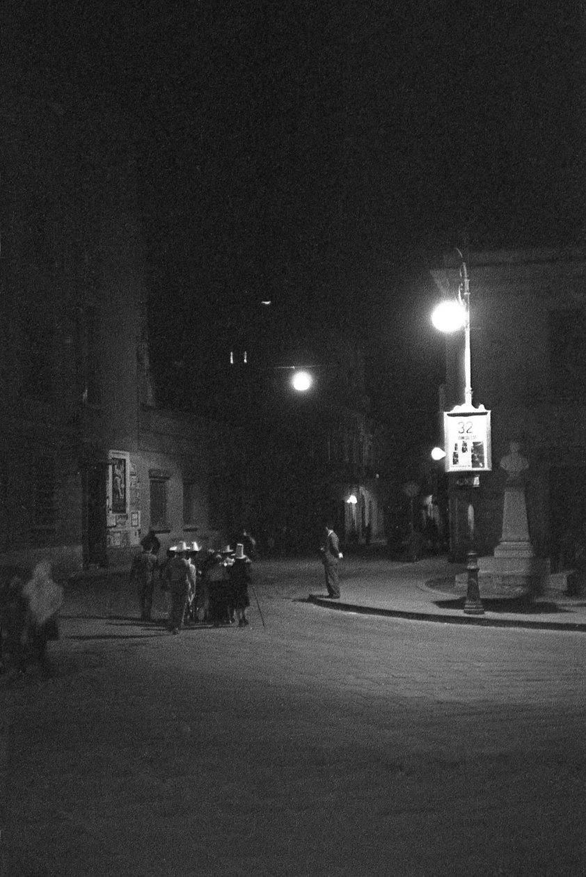 CROTONE - ÅTERVÄNDER FRÅN KARNEVALEN av Ando Gilardi