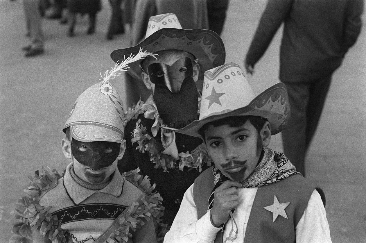 CROTONE, BARN MED MASK 1957, Crotone av Ando Gilardi
