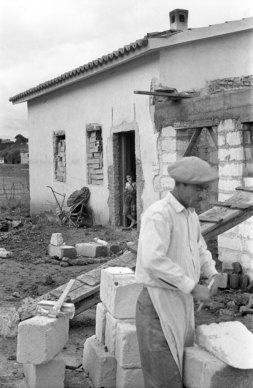 CROTONE LANDSBYGD - HUS UNDER UPPFÖRANDE, av Ando Gilardi