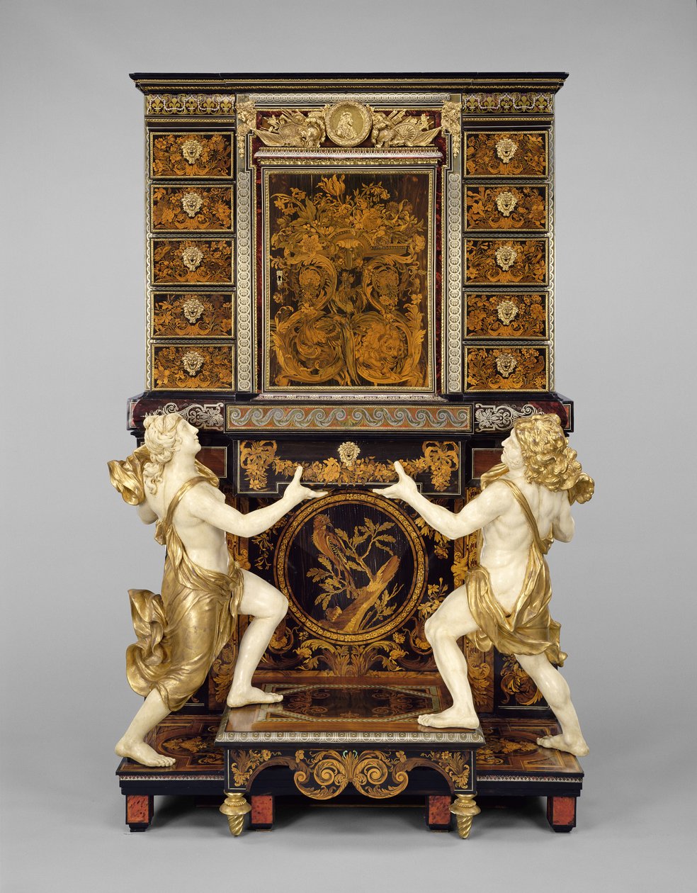 Skåp på stativ med medaljonger efter Jean Varin, ca 1675-80 (ekfanerad med tenn, mässing, sköldpaddsskal, horn, ebenholts, elfenben och intarsia av trä) av Andre Charles Boulle
