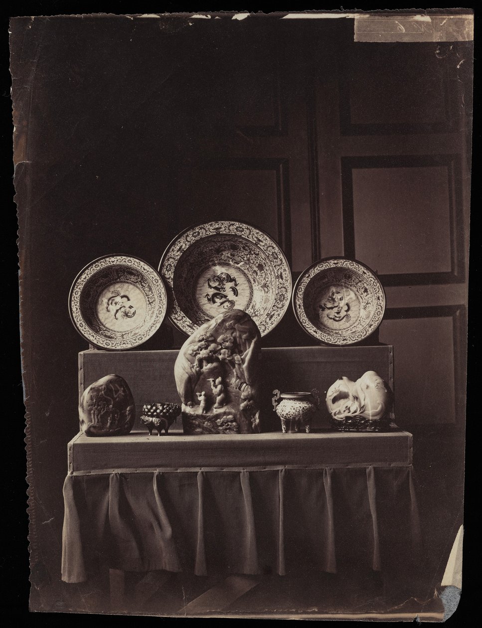 Utställning i kejsarinnan Eugenies kinesiska museum i Fontainebleau, ca 1861 (albumintryck) av Andre Adolphe Eugene Disderi