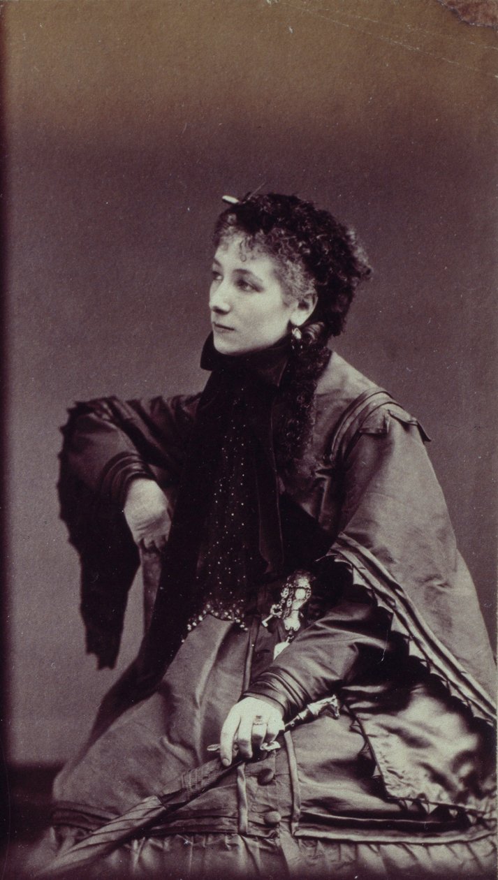 Porträtt av Sarah Bernhardt (1844-1923) i stadsdräkt av Andre Adolphe Eugene Disderi