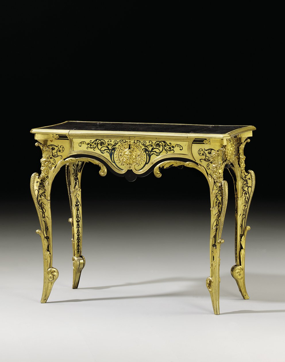 Louis XIV bureau plat, c.1700 (ormolu, sköldpaddsskal, ebenholts, mässing och blåfärgat horn) av Andre Charles (attr. to) Boulle