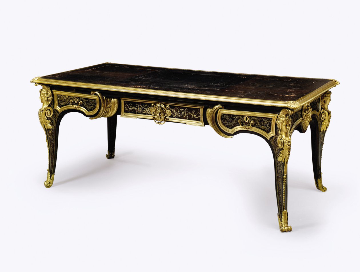 Louis XIV ormolu-monterad brun sköldpaddsskalsbyråplatt, c.1710 (ormolu, mässingsinlägg, sköldpaddsskal och läder) (se även 360582) av Andre Charles (attr. to) Boulle