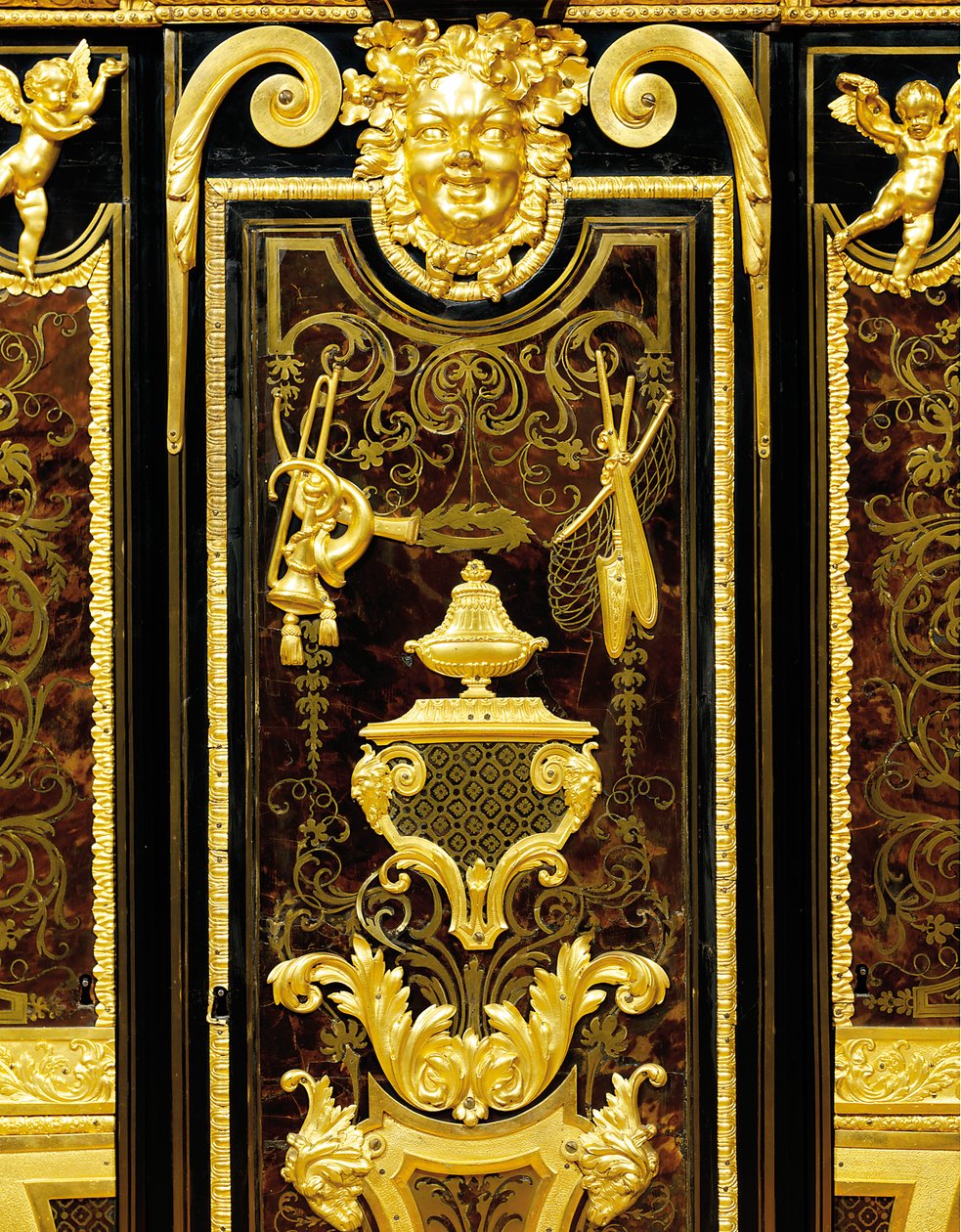 Louis XIV petit armoise, ca 1700-10 (ormolu, mässing, sköldpaddsskal, ebenholts och intarsia) av Andre Charles (attr. to) Boulle