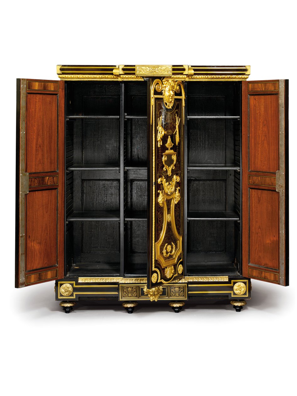 Louis XIV petit armoise, ca 1700-10 (ormolu, mässing, sköldpaddsskal, ebenholts och intarsia) av Andre Charles (attr. to) Boulle