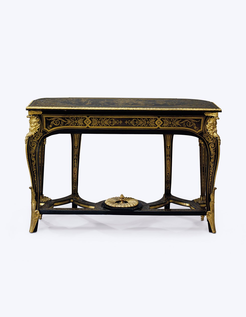 En av ett par ormolu-monterade bruna sköldpaddsbryggbord, c.1710 (ormolu, mässingsinlägg, sköldpaddsskal och läder) (se även 360579) av Andre Charles (attr. to) Boulle