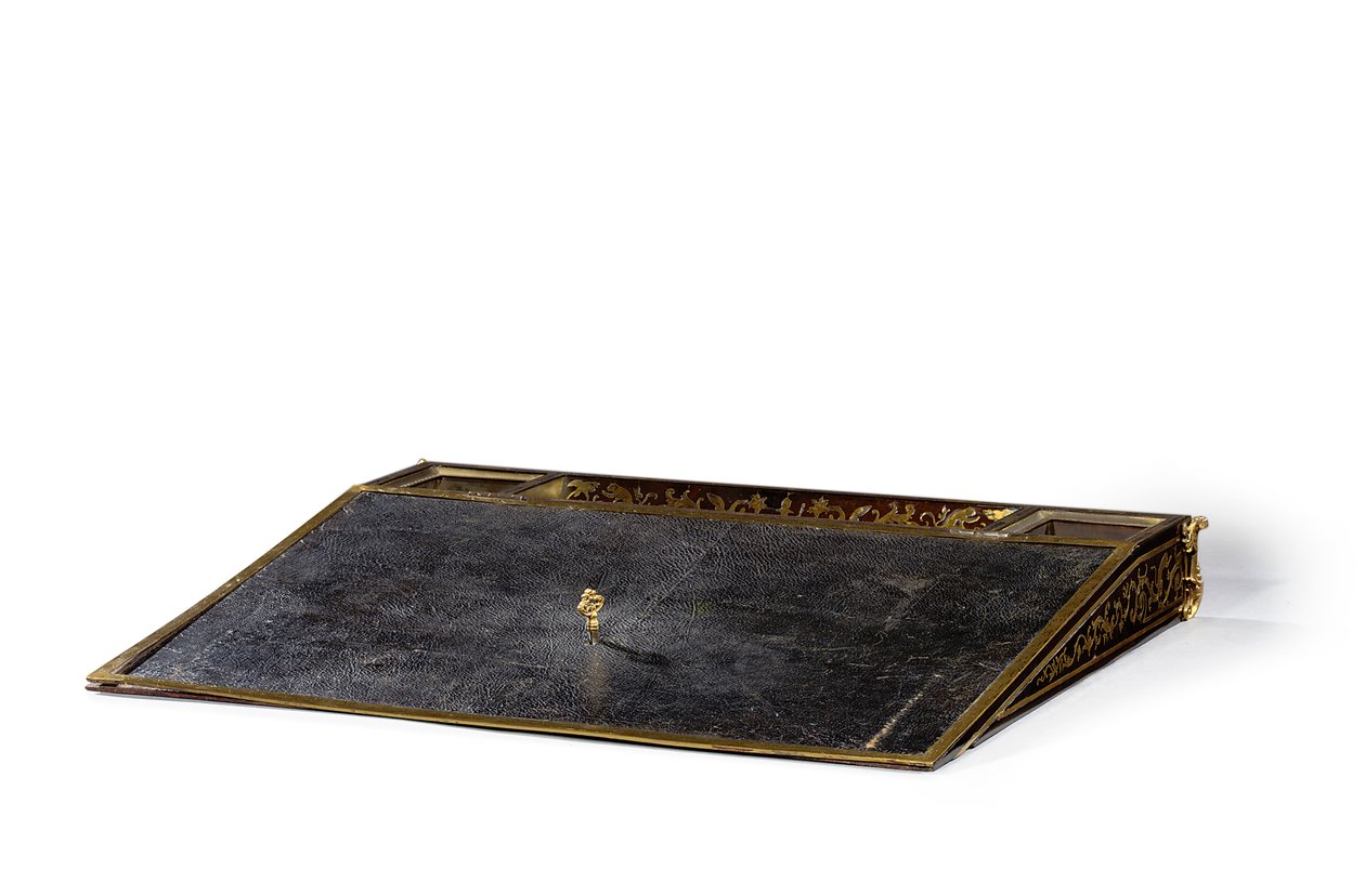 Regence ecritoire, ca 1715-20 (messing inlagt sköldpaddsskal & ebenholts) av Andre Charles (attr. to) Boulle