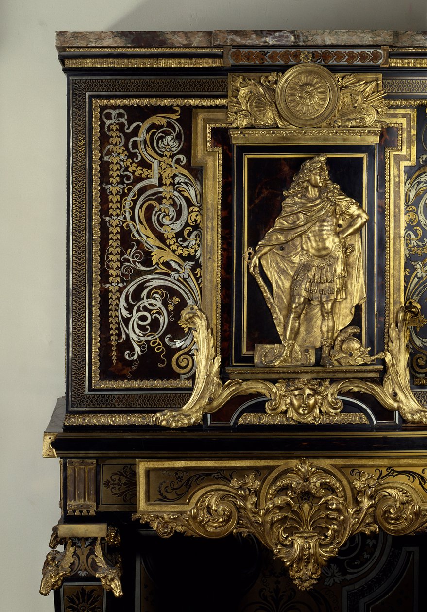 Art France: Skåpet pryder figuren av kung Ludvig XIV (1638-1715) i Hercules Gaulois. Detalj. Möbler av Andre Boulle (1642-1733) ca 1700. Höjd: 1,87m. Paris, Louvren av Andre Charles Boulle