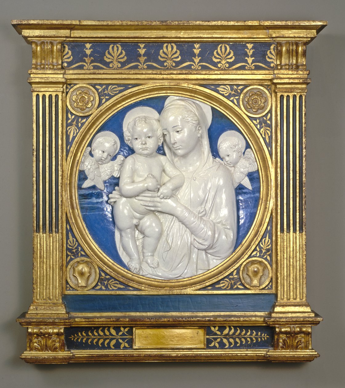 Madonna och barn med keruber, ca 1485 (glaserad terrakotta) av Andrea Della Robbia