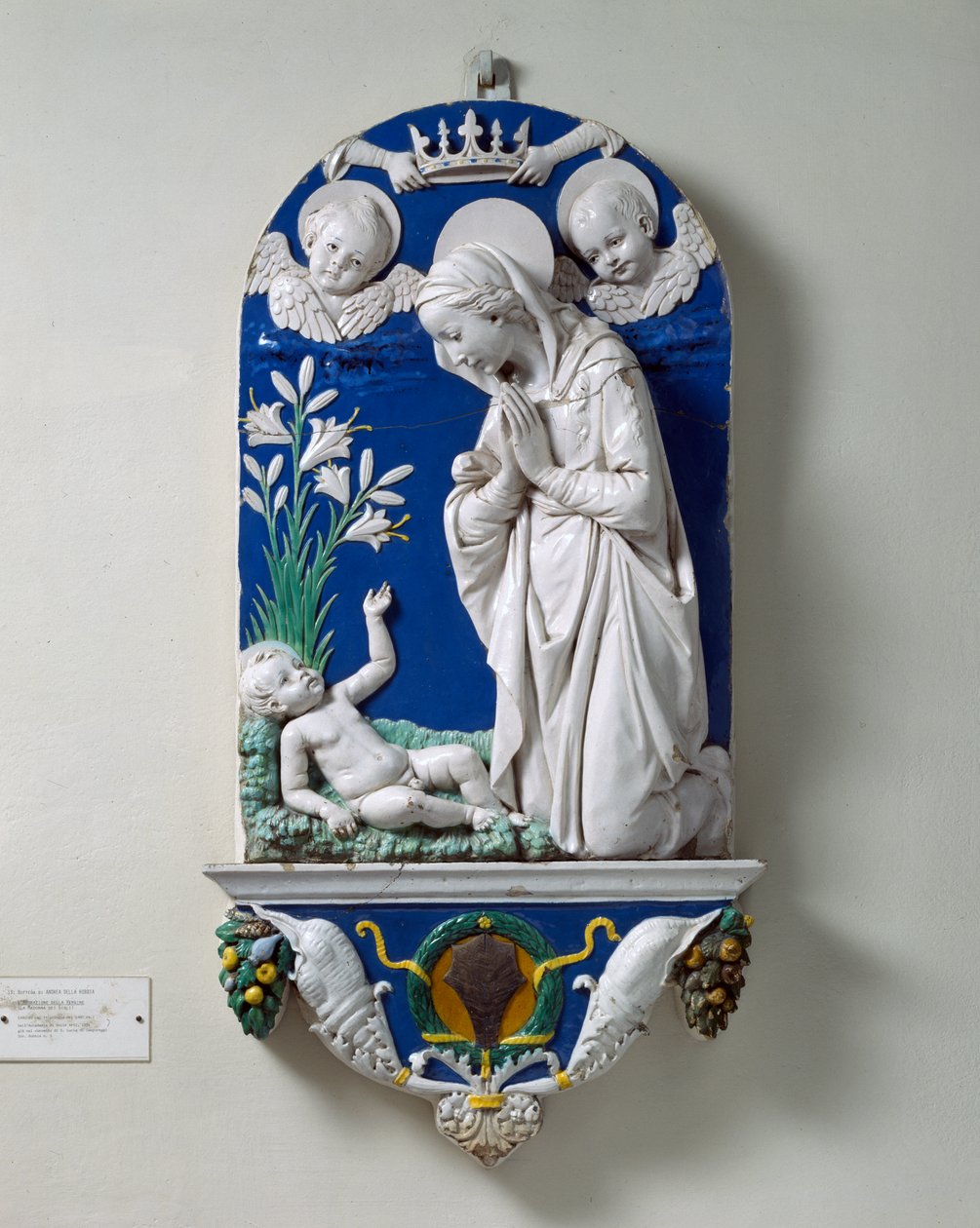 The Adoration of the Virgin (The Madonna of the Lilies) c.1490 (glaserad terrakotta) av Andrea Della Robbia