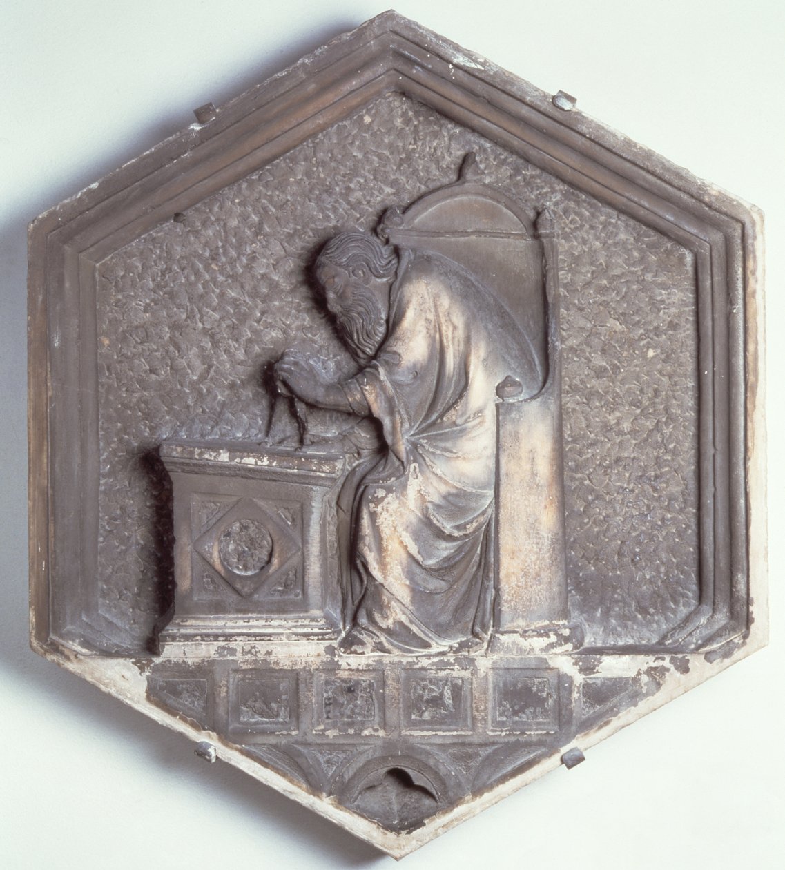 The Art of Architecture, hexagonal dekorativ reliefplatta från en serie som föreställer utövare av konst och vetenskap, möjligen baserad på design av Giotto (ca 1266-1337) ca 1334-1348 (marmor) av Andrea Pisano