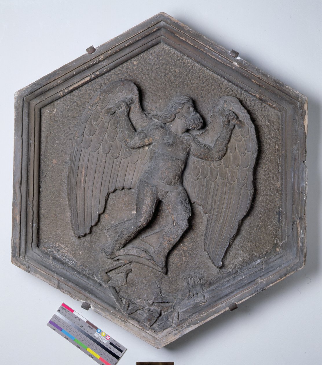 Flygkonsten, Daidalos, sexkantigt dekorativt reliefplattor från en serie som föreställer utövare av konst och vetenskap, möjligen baserat på ritningar av Giotto (ca 1266-1337) ca 1334-48 (marmor) av Andrea Pisano