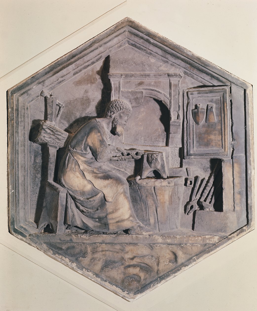 Smideskonsten, sexkantiga dekorativa reliefpaneler från en serie som föreställer utövare av konst och vetenskap, möjligen efter ritningar av Giotto (ca 1334-48) (marmor). av Andrea Pisano