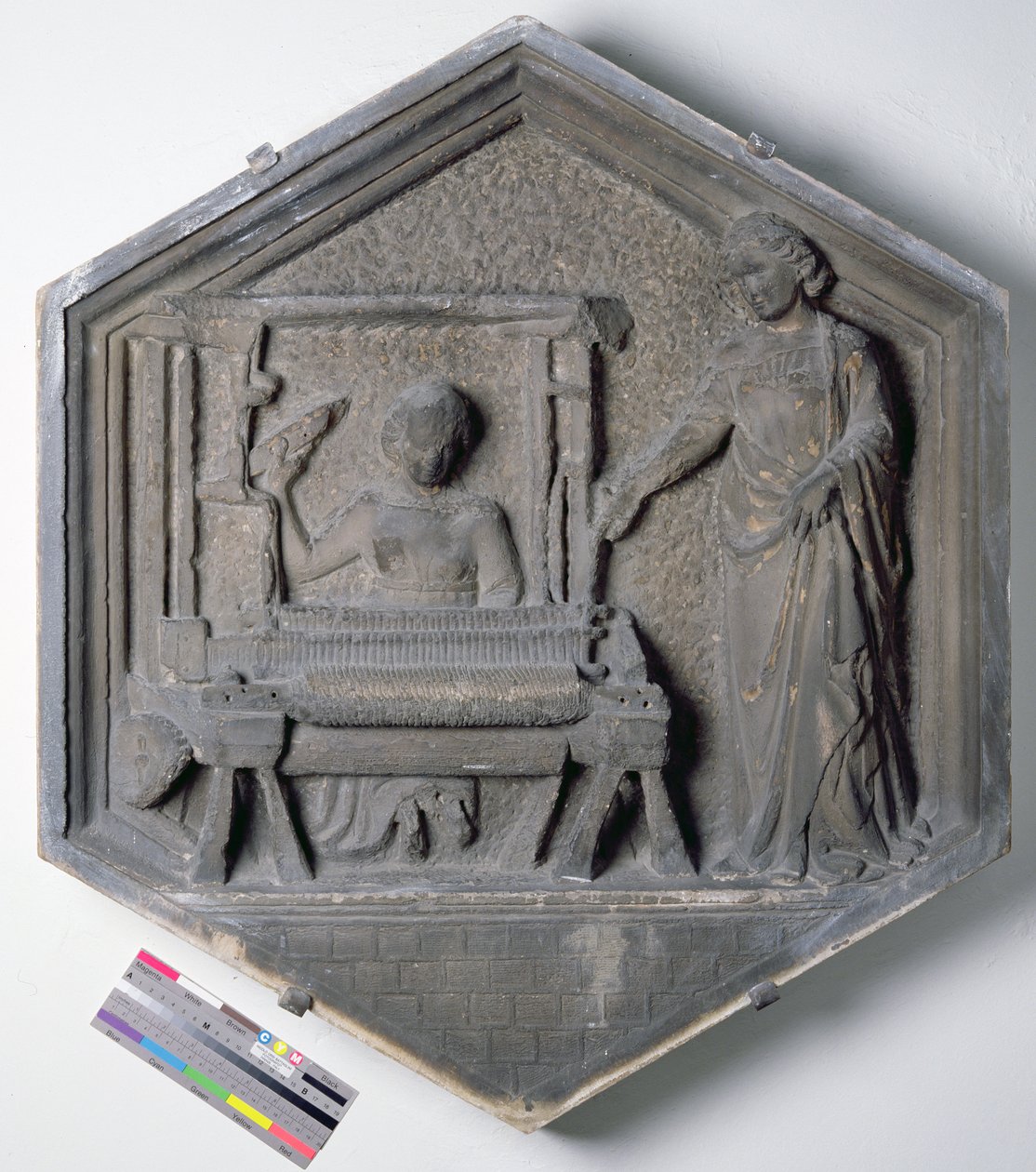 Vävkonsten, sexkantigt dekorativt reliefplattor från en serie som föreställer utövare av konst och vetenskap, möjligen efter ritningar av Giotto (ca 1266-1377) ca 1334-48 (marmor) av Andrea Pisano