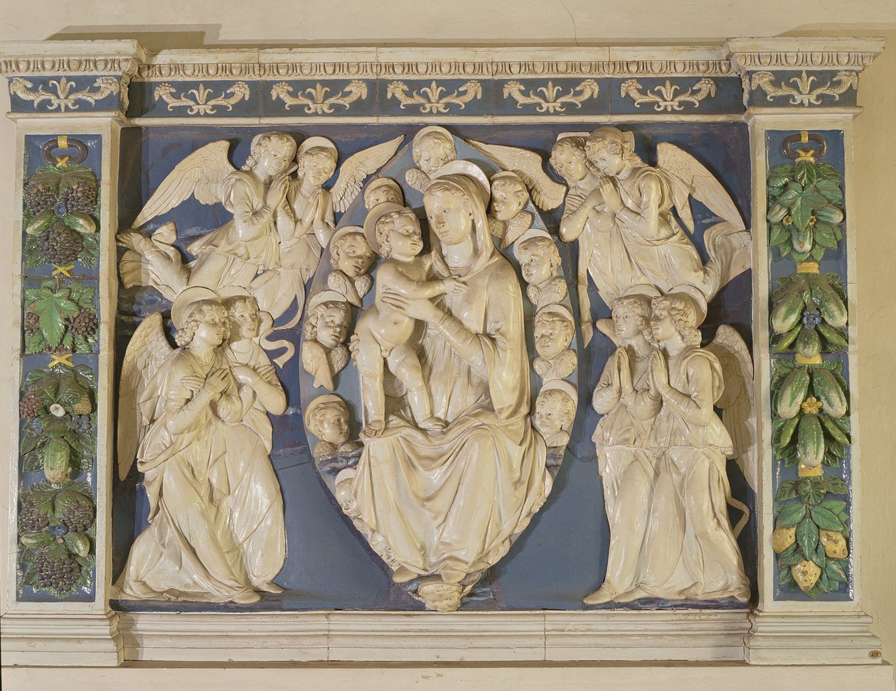 Madonna med barn med änglar (glaserad terrakotta) av Andrea Della Robbia
