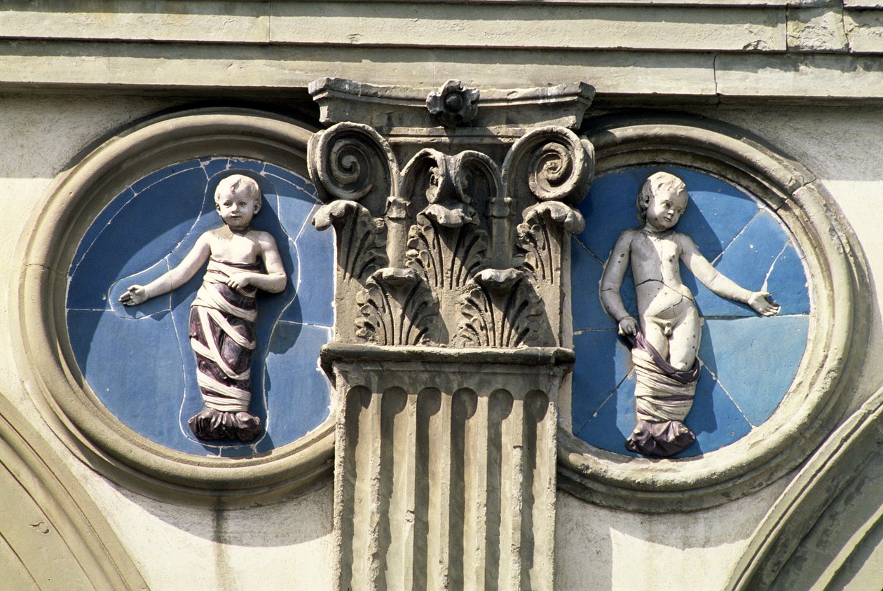 Rundel och pilaster från en spandrel från loggian, c.1420 av Andrea Della Robbia