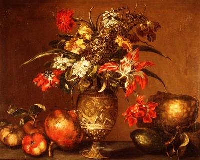 Tulpaner, en nejlika och andra blommor i en förgylld vas med frukt på en avsats av Andrea (after) Belvedere