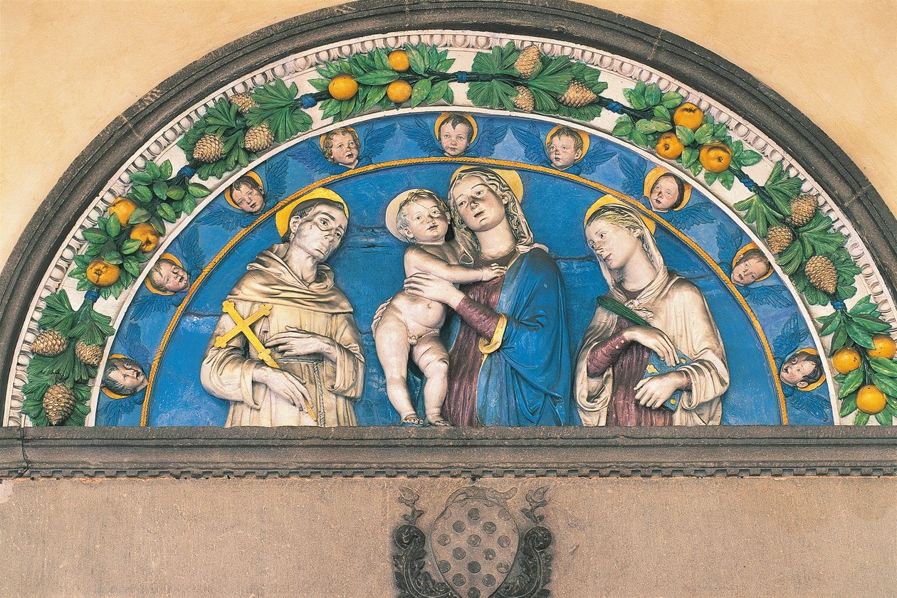 Glaserad terrakotta-lunett föreställande Madonna med barn mellan helgon av Andrea Della Robbia