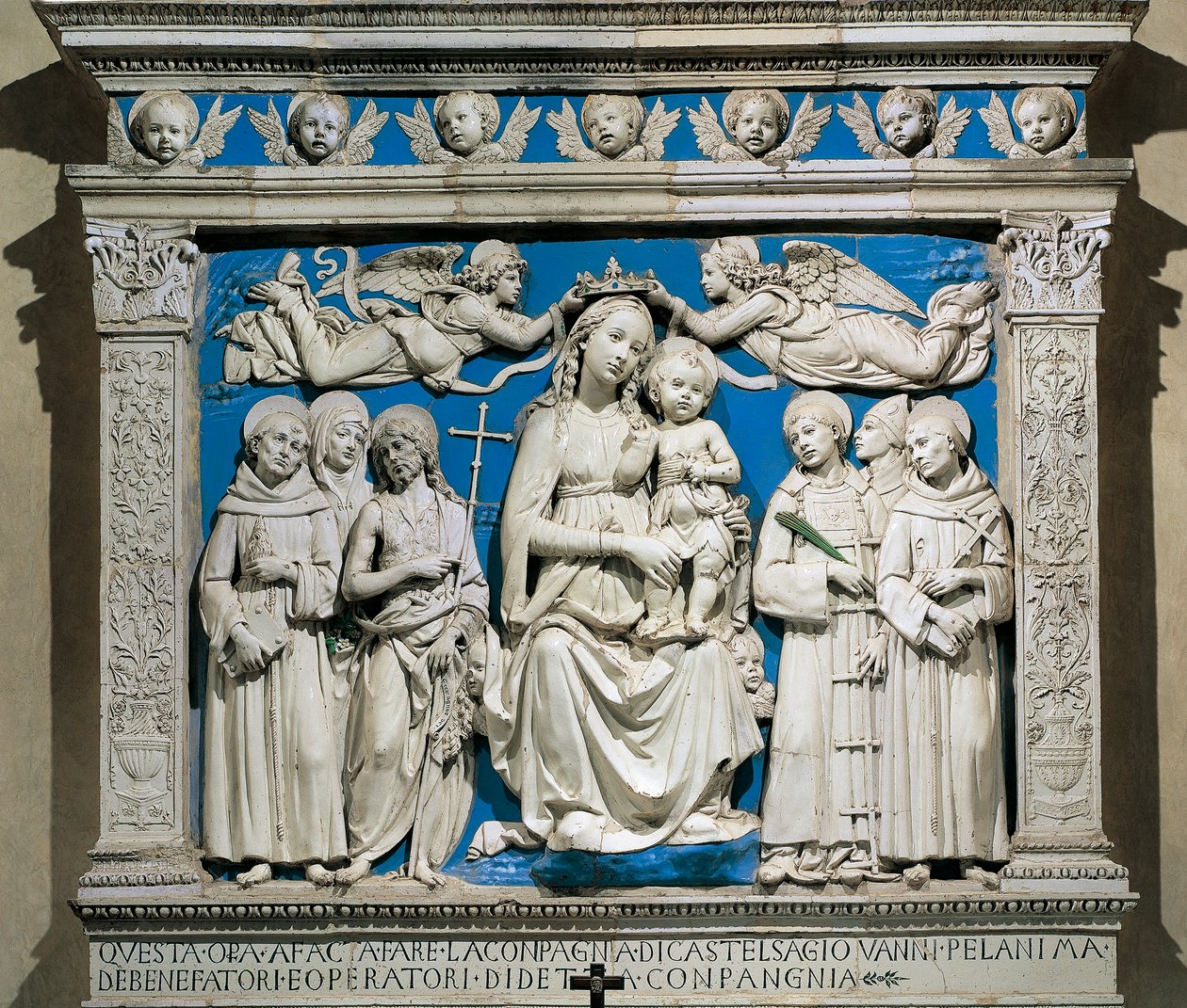 Madonna och barn med heliga, av Andrea della Robbia (1435-1525), glaserat lergods, Medici Chapel, Church of Santa Croce, Florens, Italien av Andrea Della Robbia