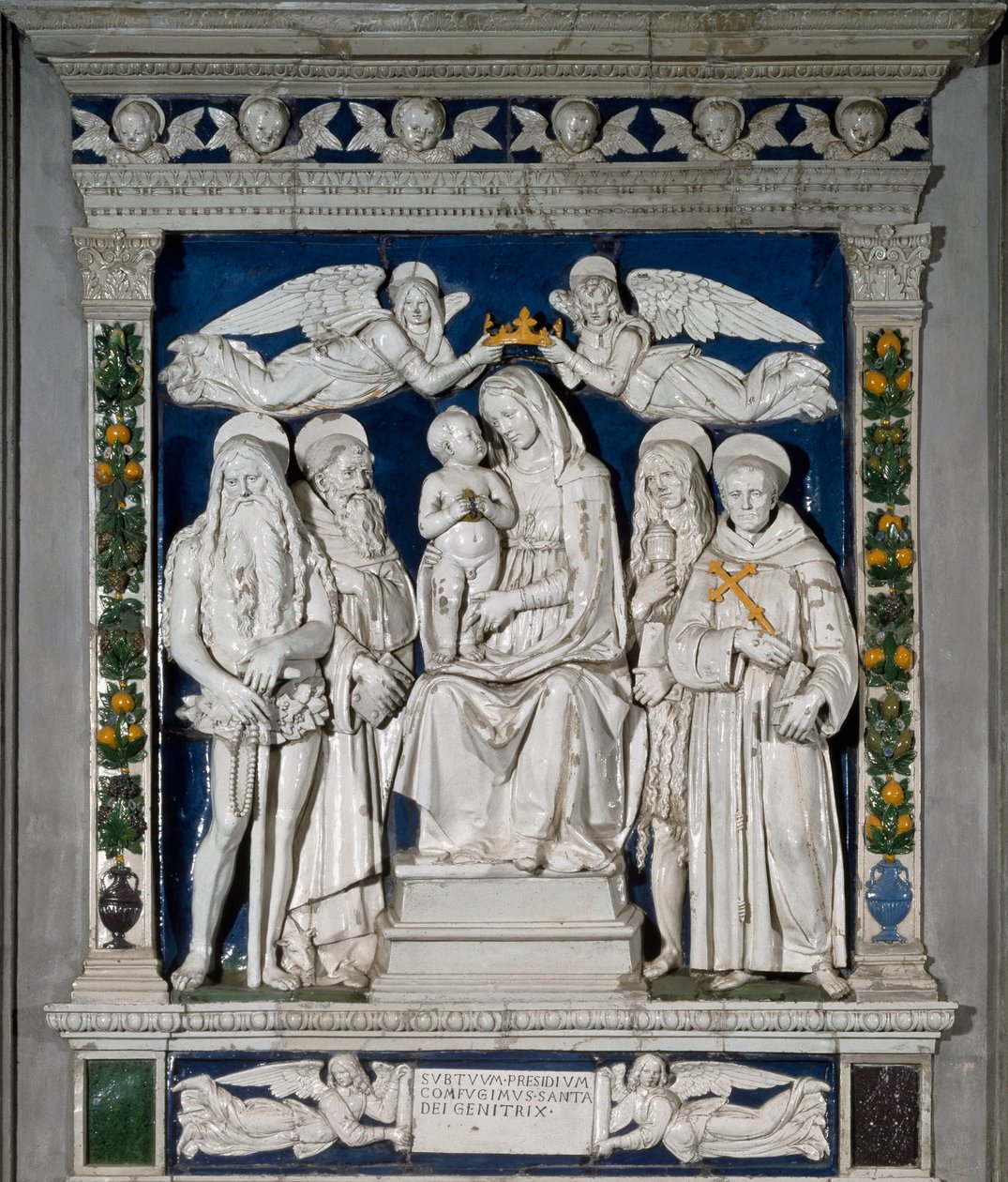 Tillflyktens jungfru Jungfru Maria och Jesusbarnet omgiven av den helige Onuphre den Anachorete (eller den store), den helige Antonius den store” (den helige Antonius Abbe (250/251-356) (eller den helige Antonius eremiten), den helige Maria Magdalena och S av Andrea Della Robbia