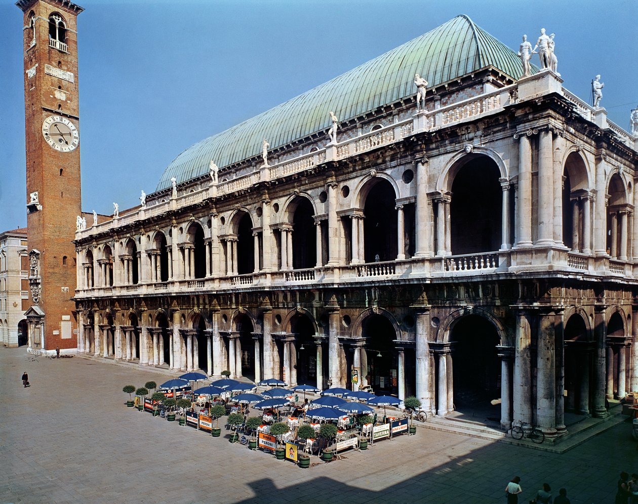 Utsikt över fasaden av Basilica Palladiana, byggd 1549-1614 av Andrea Palladio