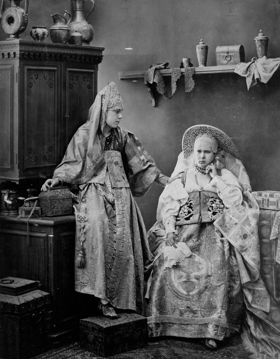 Flickor i rysk klänning, c1870-c1880-tal. av Andrei Osipovich Karelin