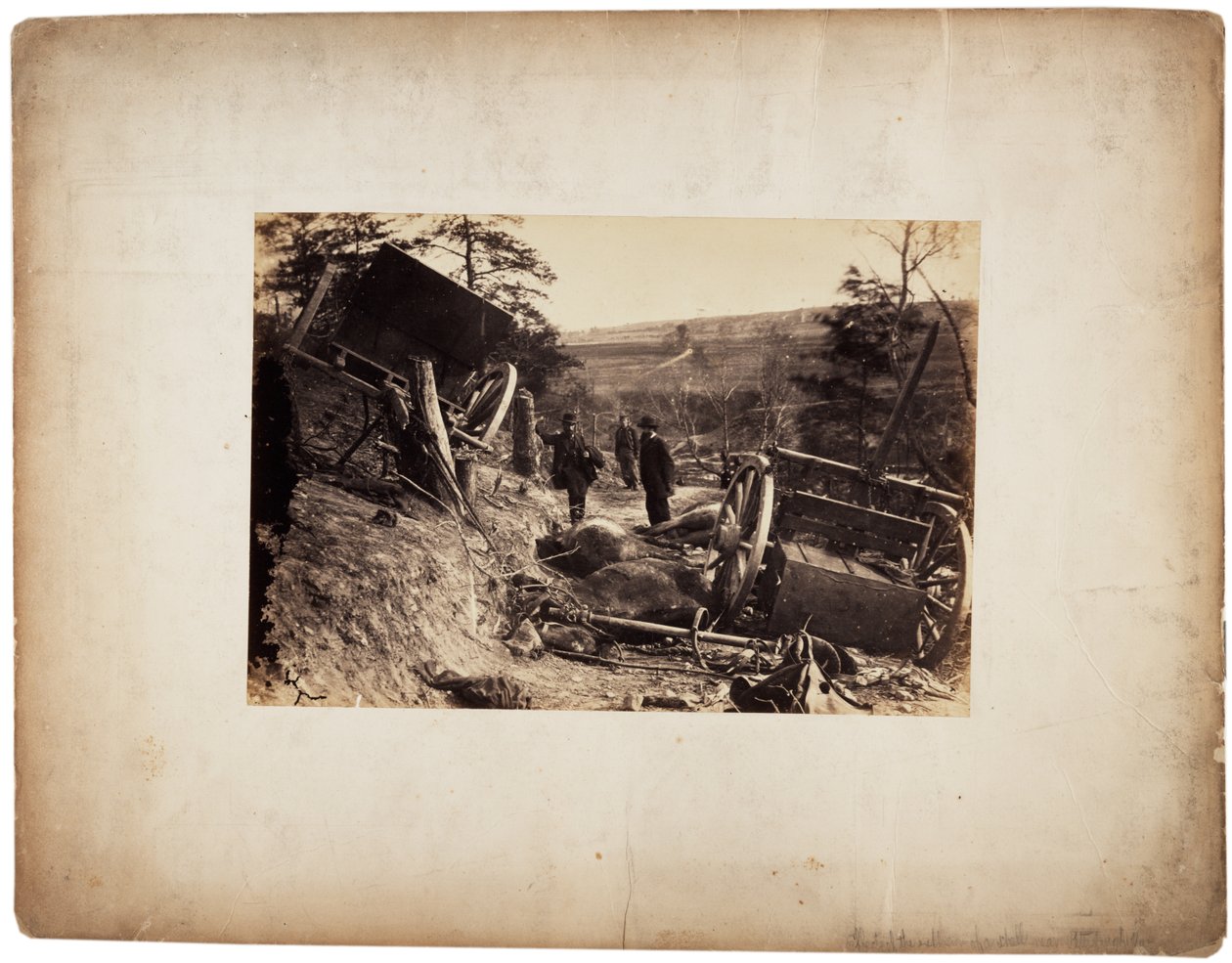 Albumintryck: Effekt av explosion av granat, nära Fredericksburg, Va., ca 1862 (sepiafoto) av Andrew Joseph Russell