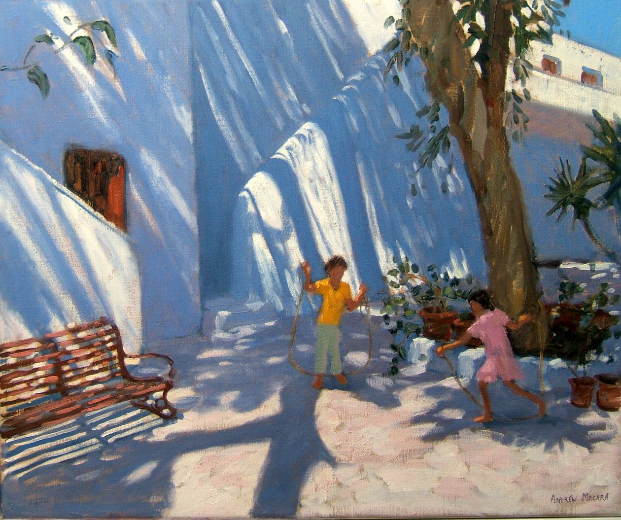 Två tjejer hoppar, Mykonos av Andrew Macara