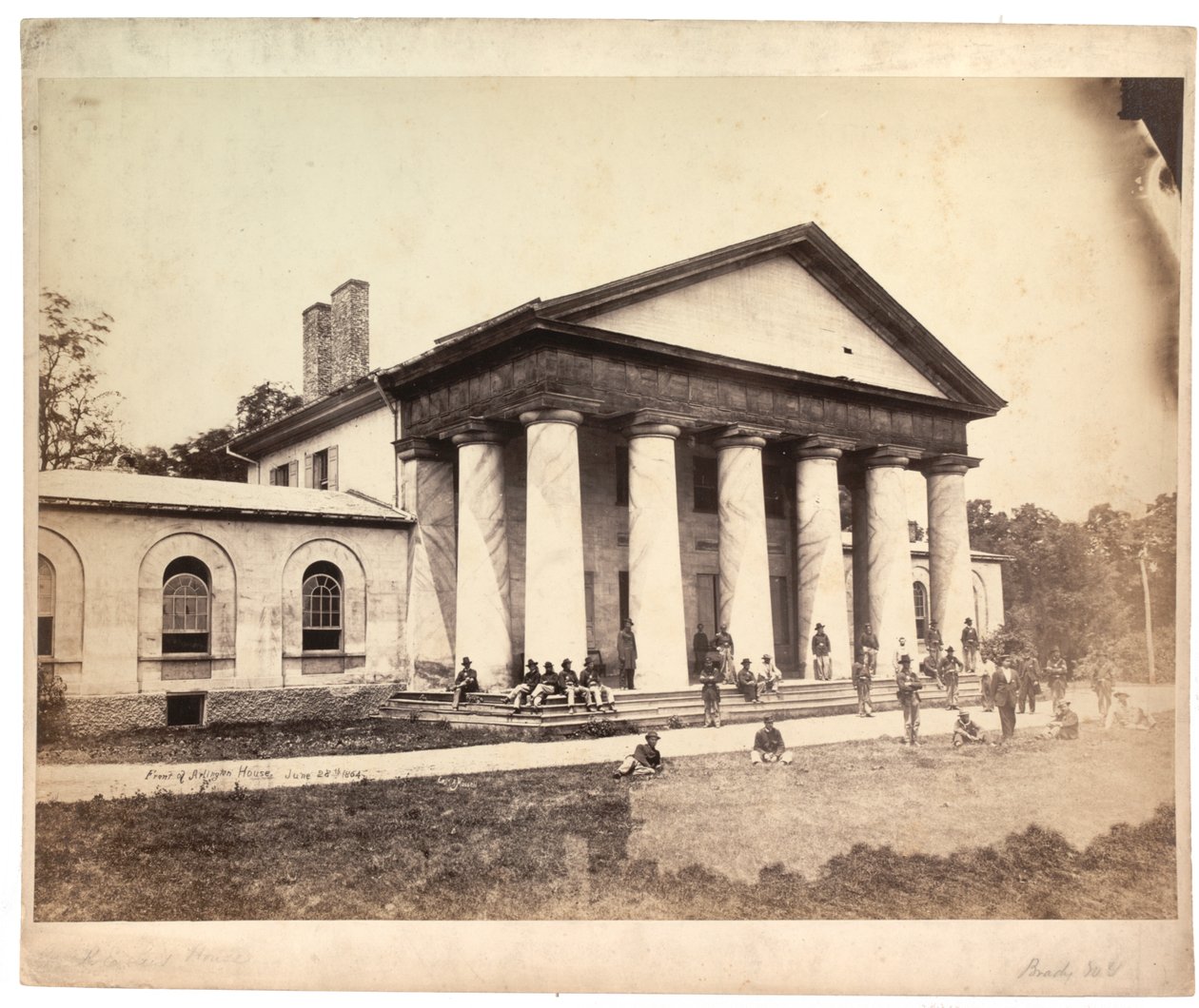 Framsidan av Arlington House, 28 juni 1864 (sepiafoto) av Andrew Joseph Russell