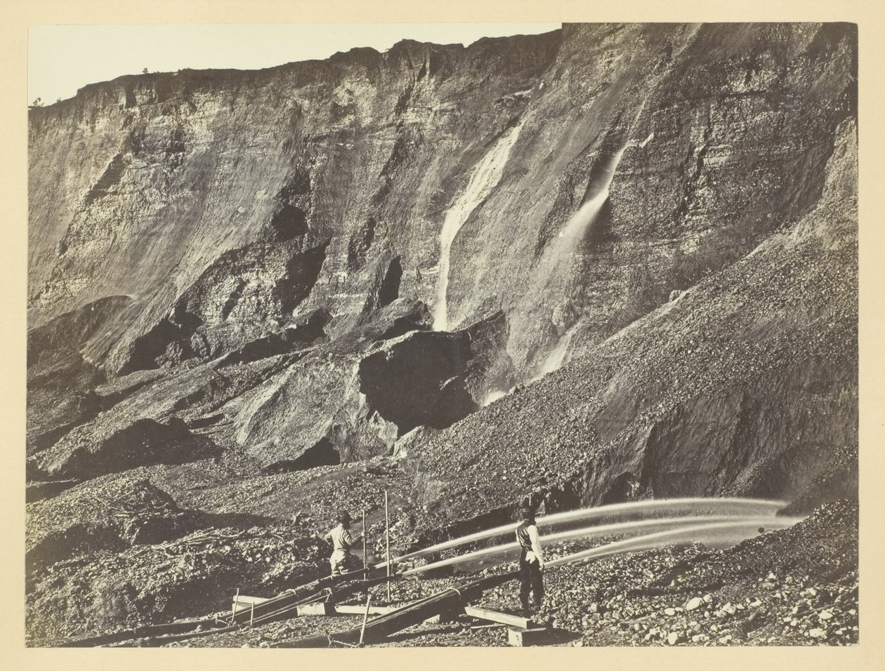 Hydraulic Gold Mining, Near Dutch Flats, Kalifornien, C. P. R. R. av Andrew Joseph Russell