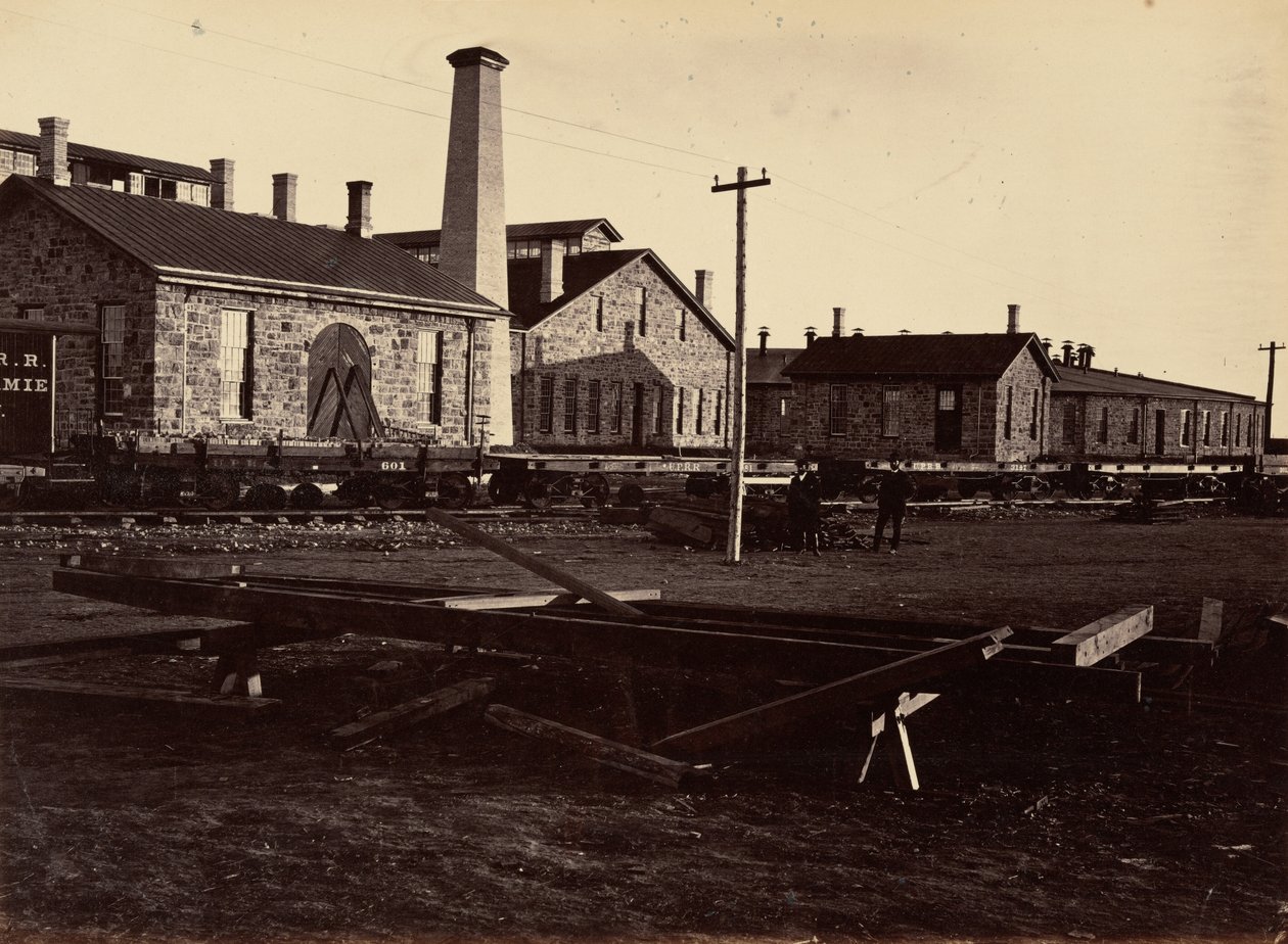 Plåt 17. Laramie Machine Shops, från sydväst,1869 (foto) av Andrew Joseph Russell