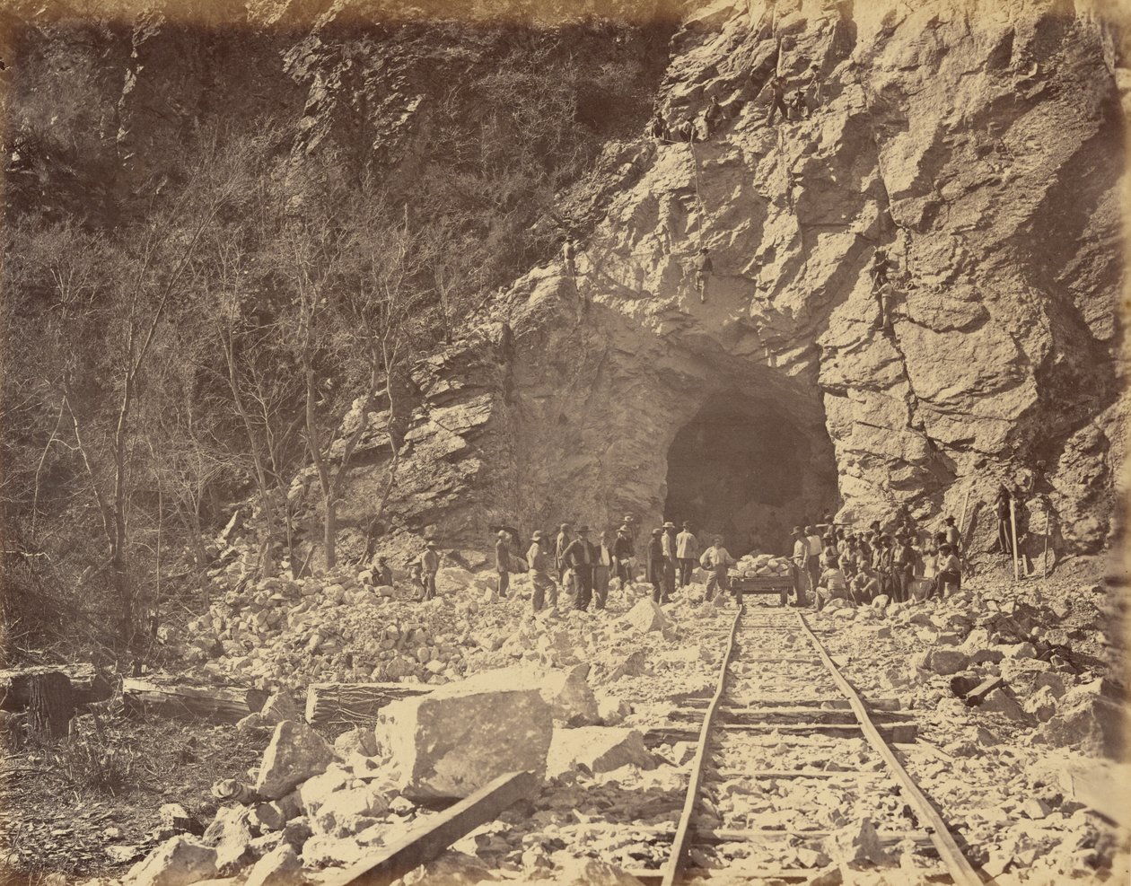Plåt 39. Östra änden av tunneln, Weber Canon,1869 (foto) av Andrew Joseph Russell