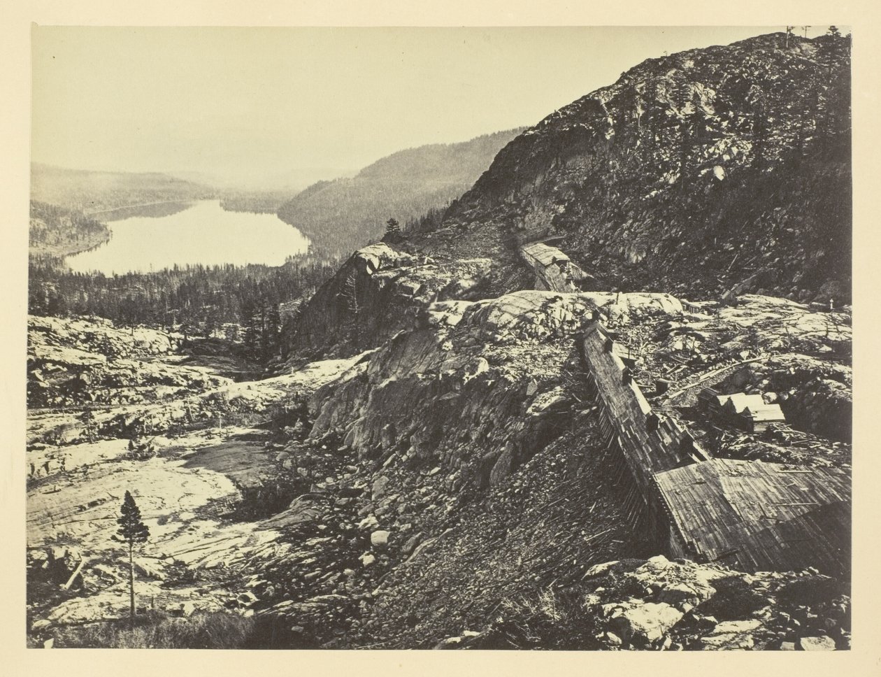 Toppmötet i Sierra Nevada, snöskjul i förgrunden, Donnersjön i fjärran, C. P. R. R. av Andrew Joseph Russell