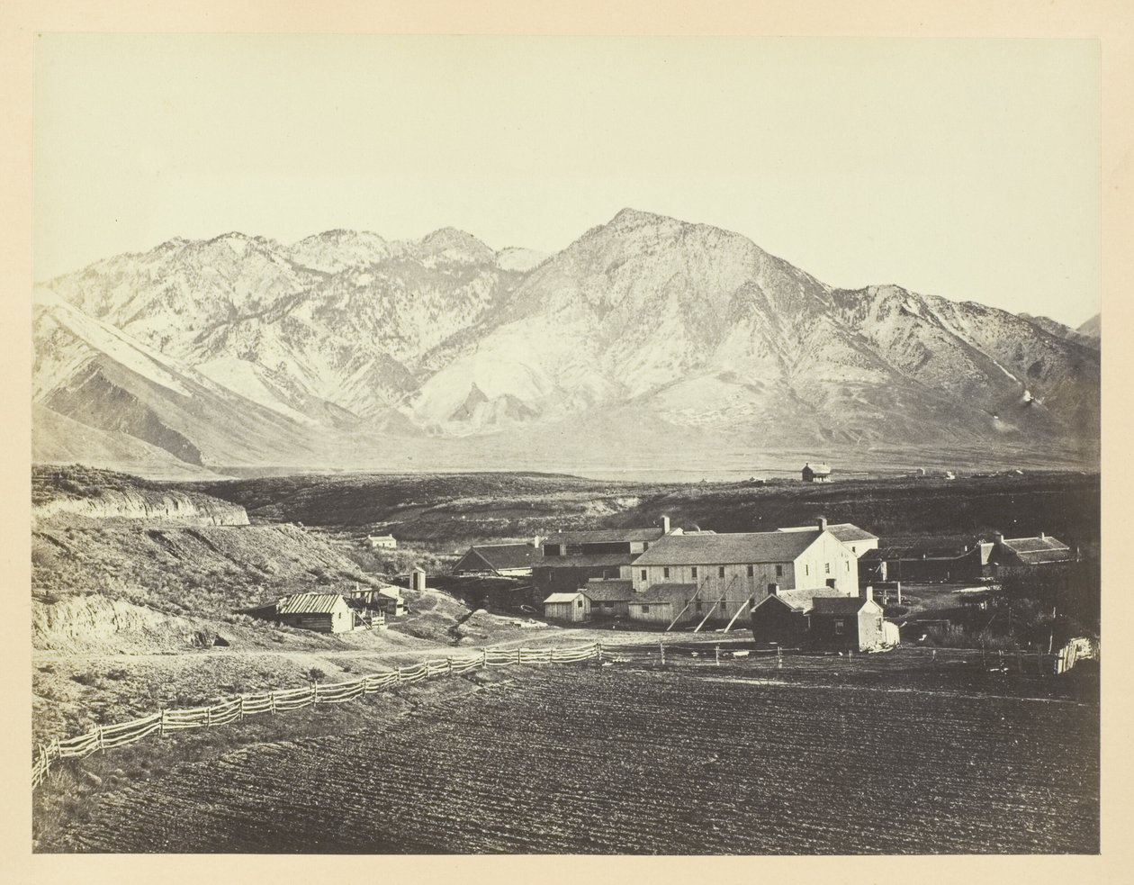Wasatch Range i Klippiga bergen, från Brigham Youngs ullfabriker av Andrew Joseph Russell