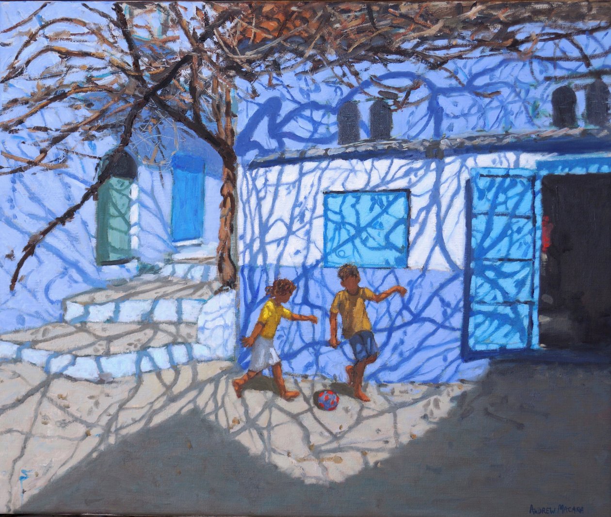 Bollspel på gatan, Chefchaouen, Marocko, 2018, (olja på duk) av Andrew Macara