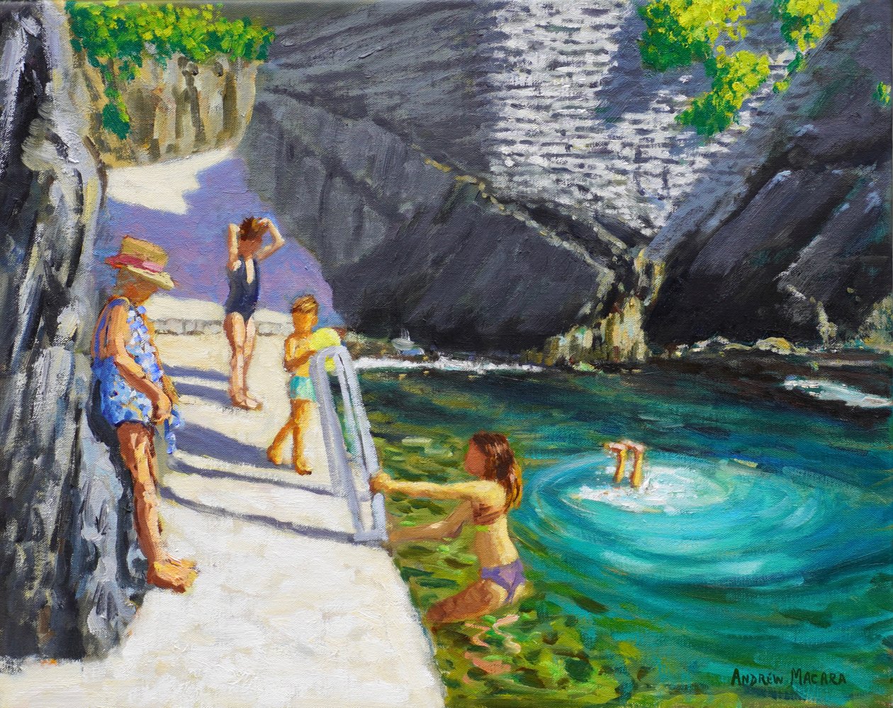 Simning i havsbassängen, Cinque Terre, Italien, 2024 (olja på duk) av Andrew Macara