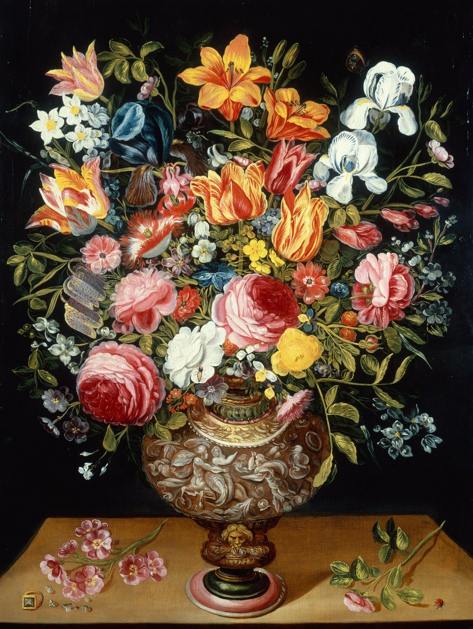 Rosor, tulpaner, narcisser, iris och andra blommor i en skulpterad urna och en nyckelpiga på en avsats (olja på duk) av Andries Daniels or Danielsz