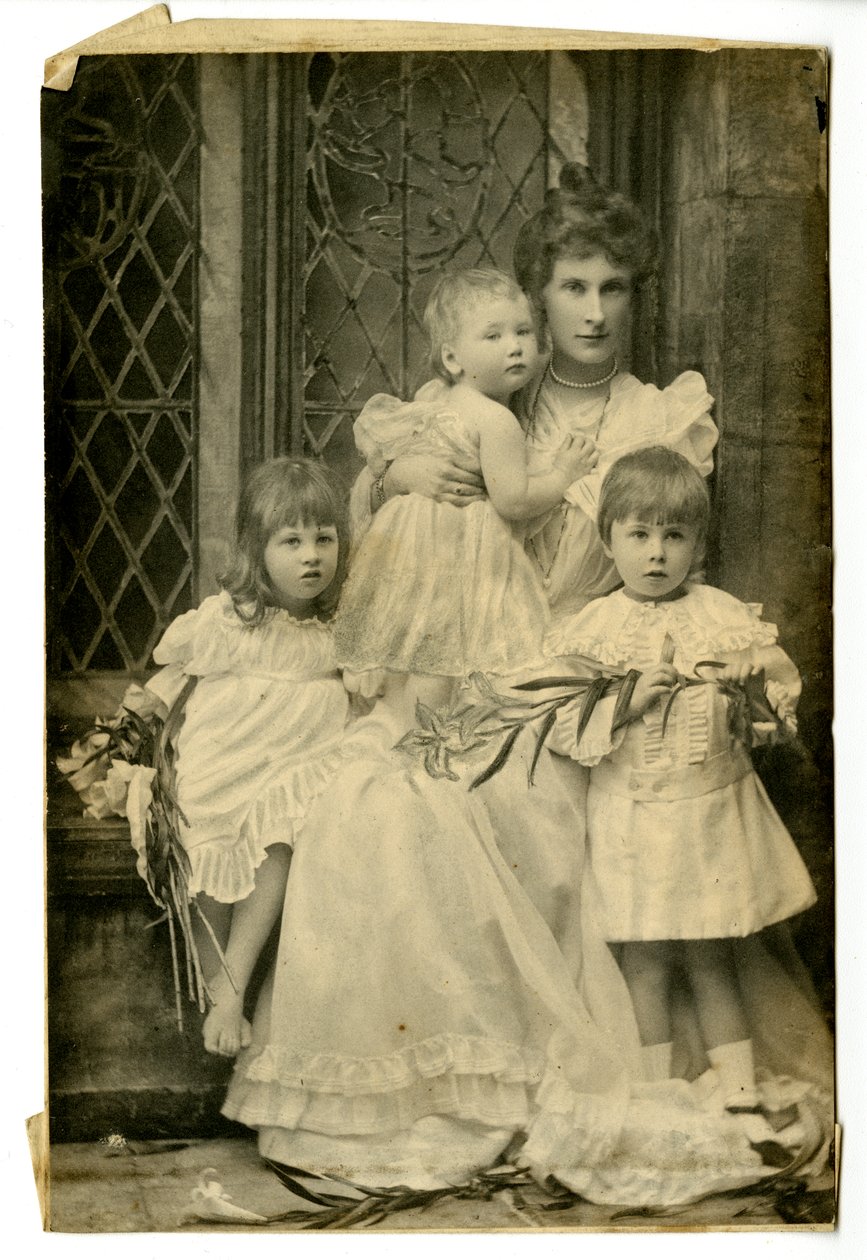 Hertiginna Evelyn och tre barn, ca 1899 (s/v foto) av Thomas Kelly