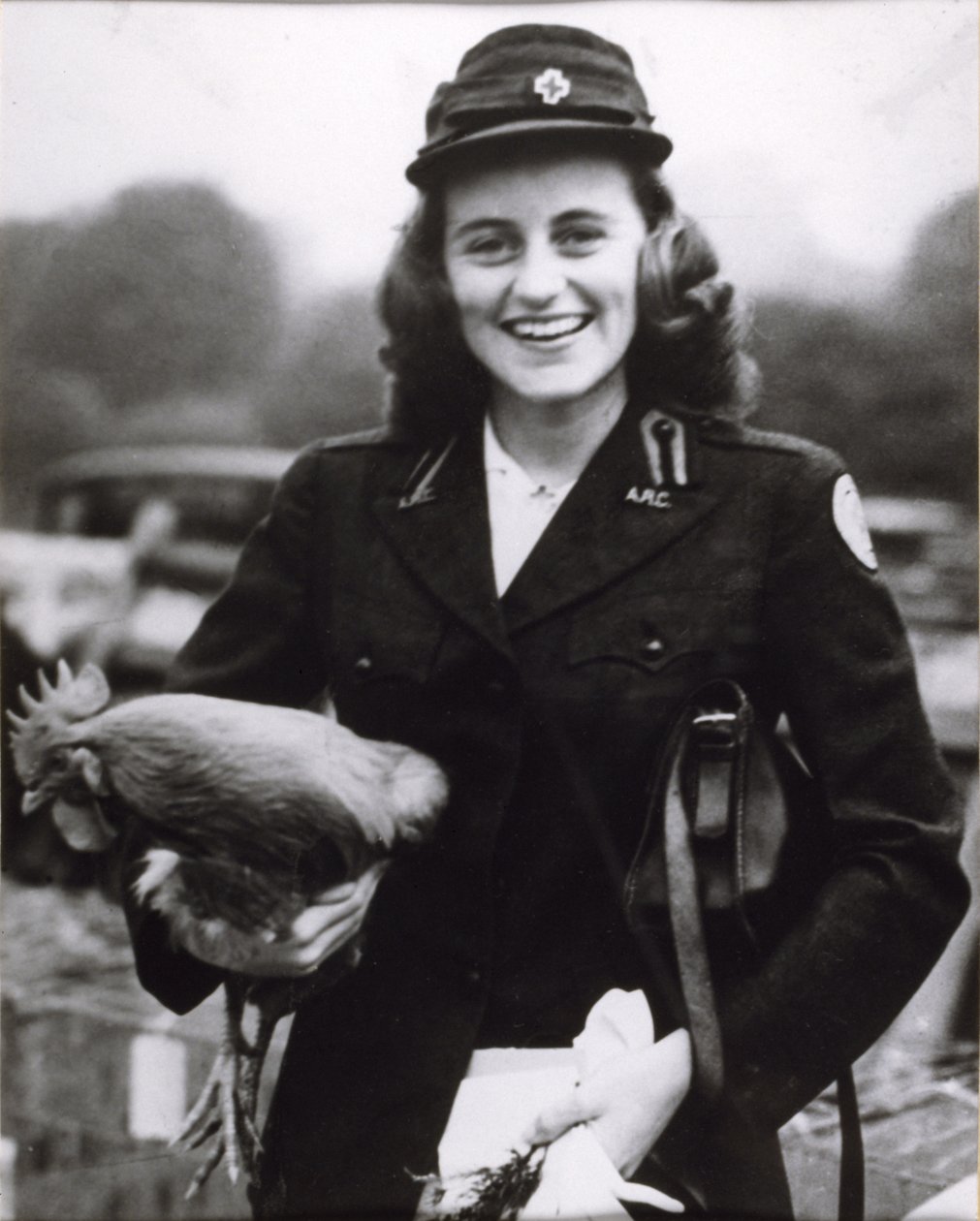 Kick Kennedy iklädd en amerikansk Röda Kors-uniform i London, ca 1943 (s/v-foto) av Thomas Kelly
