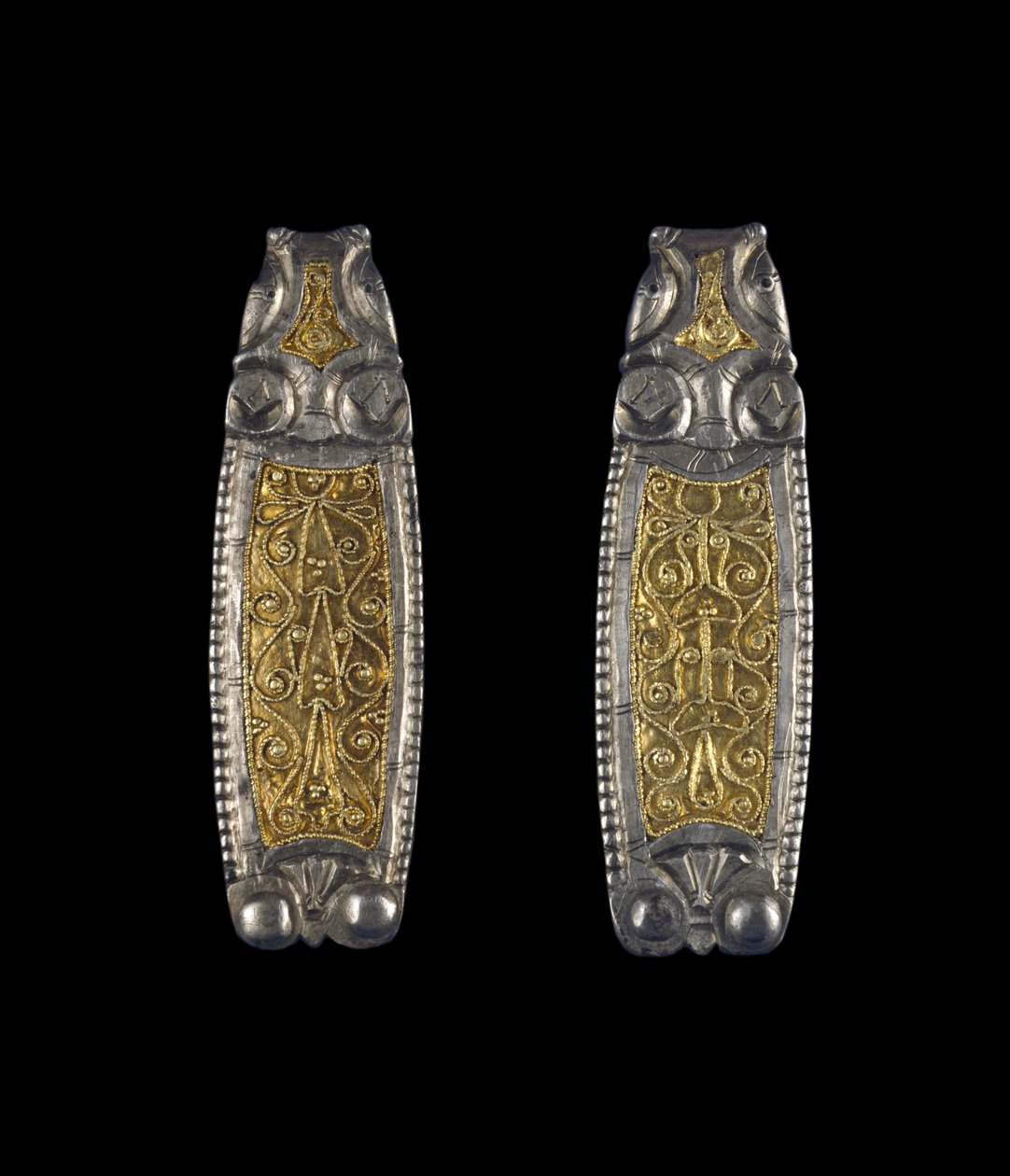 Ett par remändar, från Ipsden Heath, Oxfordshire, sen anglosaxisk tid, 800-talet (silver med guldinlägg). av Anglo Saxon
